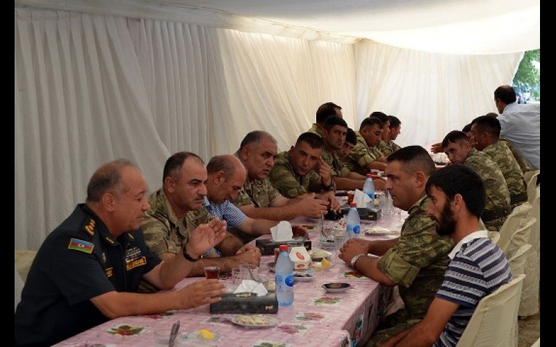 Müdafiə Nazirliyinin bir qrup hərbi qulluqçusu kiçik Zəhranın və nənəsinin 40 mərasimində iştirak edib